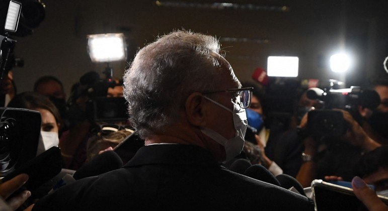 Senador Renan Calheiros, fotografado contra a luz enquanto concede entrevista coletiva a jornalistas