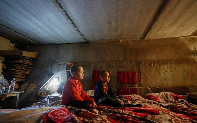 A realidade é cruel com as crianças da Ucrânia. Esconder-se em abrigos subterrâneos é uma necessidade na região de Lugansk, no leste do país