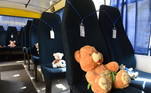 Cada banco dos ônibus escolares recebeu um ursinho, uma forma que os ucranianos encontraram para simbolizar as atrocidades da guerra contra as crianças. A ação fez parte do Dia das Crianças, comemorado em junho na Ucrânia