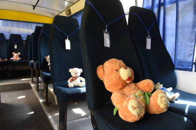 Cada banco dos ônibus escolares recebeu um ursinho, uma forma que os ucranianos encontraram para simbolizar as atrocidades da guerra contra as crianças. A ação fez parte do Dia das Crianças, comemorado em junho na Ucrânia