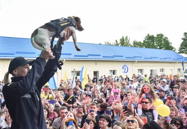 O cão chamado Patrão, que é treinado e um exímio especialista em detectar explosivos, foi apresentado às crianças em Lviv