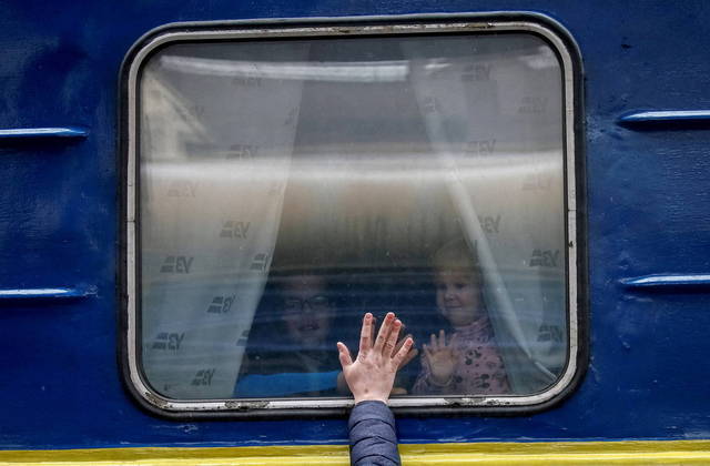 Assim como a mãe que carregava o bebê, outros milhões de crianças conseguiram deixar a Ucrânia por terra. Nesta imagem, um pai se despede dos filhos, que embarcaram em um trem na estação central de Kiev