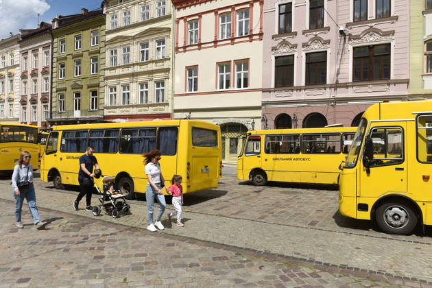 Para as crianças que ficaram na Ucrânia, a solução é se adaptar à nova normalidade e garantir proteção. Os ônibus acima foram usados, na última quarta-feira (1º), durante um ato em Lviv que marcou a morte de 243 crianças na guerra até agora