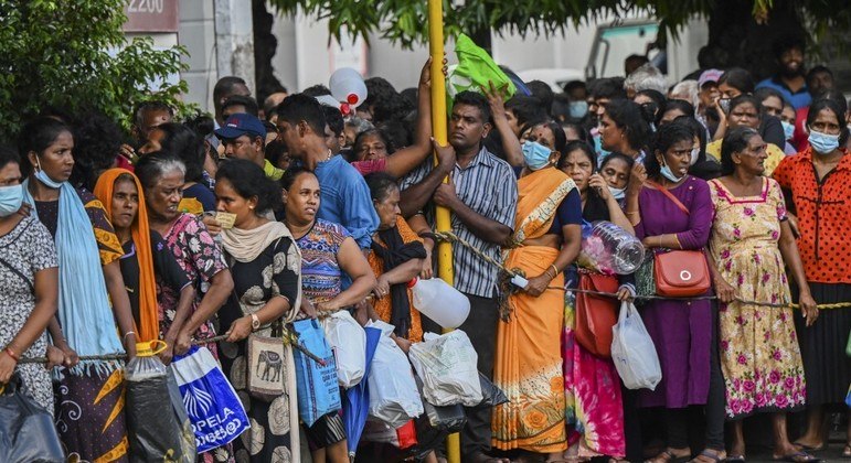 Filas para solicitar um passaporte e fugir do Sri Lanka aumentaram