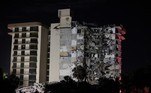 SURFSIDE, FLORIDA - JUNE 24: A portion of the 12-story condo tower crumbled to the ground during a partial collapse of the building on June 24, 2021 in Surfside, Florida. It is unknown at this time how many people were injured as search-and-rescue effort continues with rescue crews from across Miami-Dade and Broward counties. Joe Raedle/Getty Images/AFP
JOE RAEDLE / GETTY IMAGES NORTH AMERICA / Getty Images via AFP