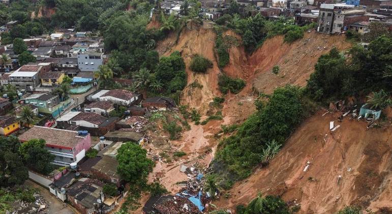 Governo de Pernambuco atualiza para 56 número de mortos no estado