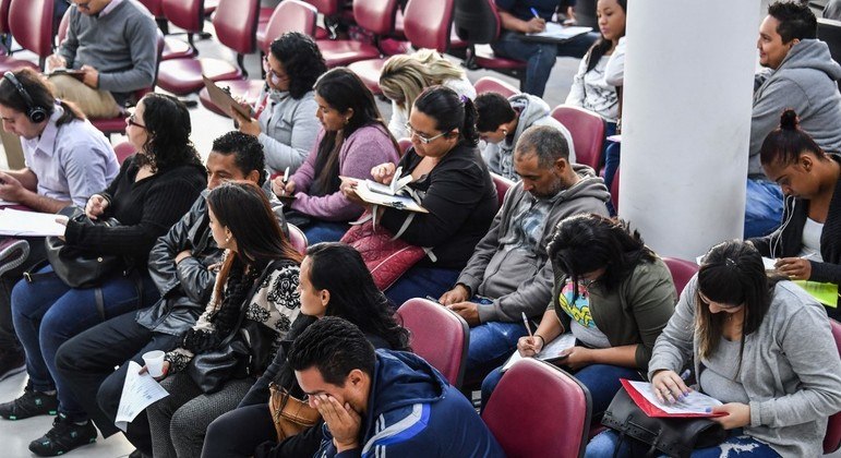Governo prepara dois programas de emprego para jovens informais