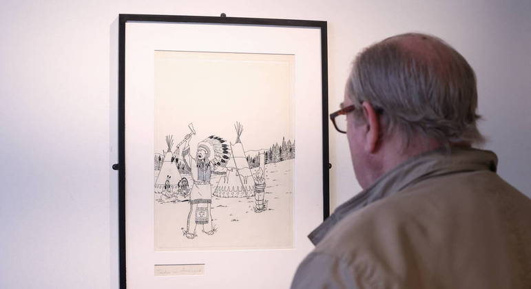 Visitante aprecia a obra de arte de Hergé em casa de leilões em Bruxelas, na Bélgica