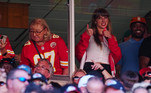 O convite para Taylor Swift acompanhar uma das partidas da temporada partiu de Travis. Ele disse: 'Eu joguei a bola na quadra dela. Eu falei 'Já te vi arrasar no Arrowhead, agora é sua vez de me ver jogar''. A artista aceitou o convite e assistiu ao jogo no camarote privado de Travis, ao lado da sogra, Donna Kelce. Em diversos momentos, as duas foram flagradas comemorando os pontos do time, conversando e se divertindo