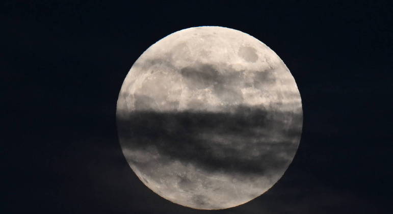 Foto tirada em Los Angeles (EUA) pouco antes do eclipse lunar, o último até 2025