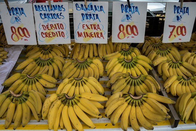 (FILES) In this file photo taken on September 25, 2021 bananas are displayed at the Feira Livre market on the streets of the Liberdade neighbourhood in Sao Paulo, Brazil. Brazil's 2021 inflation of more than 10 percent was the highest in six years, according to official data published on January 11, 2022. Last year's inflation was more than double the 2020 figure of 4.5 percent and well above the government's objective of 3.75 percent. Nelson ALMEIDA / AFP