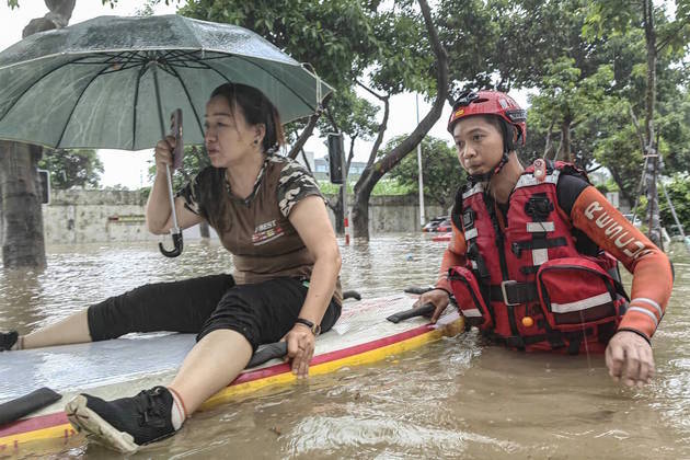 Inundações fatais na Ásia: a temporada de monções matou pelo menos 175 pessoas no Paquistão, 155 na Índia e 41 na Coreia do Sul. Na região norte da China (foto acima), 62 pessoas morreram por causa das chuvas torrenciais. Apesar do número de mortes, as chuvas não foram excepcionais na Índia, pois em agosto o índice registrou o menor nível histórico, o que contribuiu para o recorde de altas temperaturas no país