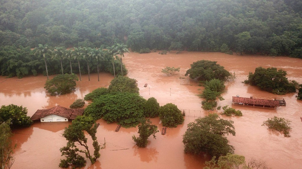 Deslizamento de terra mata família de três pessoas em Caratinga