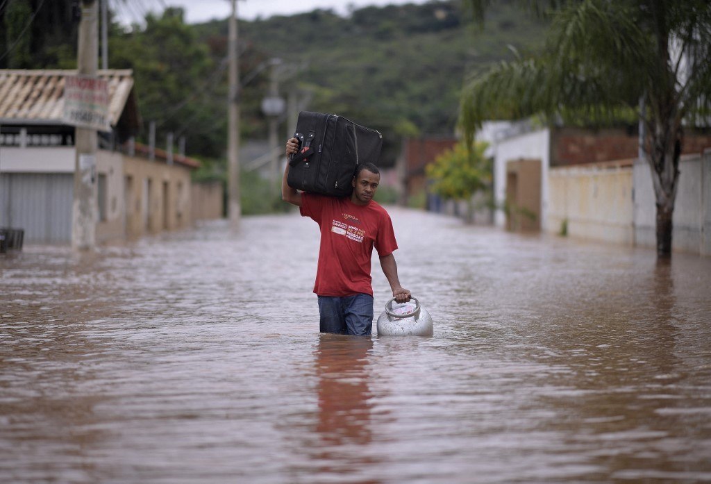 Deslizamento de terra mata família de três pessoas em Caratinga