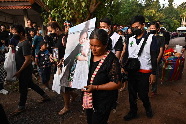 Como os caixões estavam lacrados, parentes das vítimas carregaram cartazes com o rosto delas. Quando invadiu o berçário, o criminoso estava armado com um fuzil, uma pistola e uma faca, informou o coronel Jakkapat Vijitraithay, da polícia provincial de Nong Bua Lam Phu