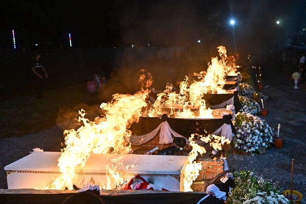 Conforme prega a tradição na Tailândia, os caixões com as vítimas foram cremados
