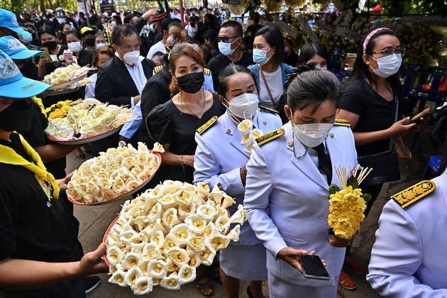 A Tailândia começou a enterrar, nesta terça-feira (11), as 37 vítimas de um policial que invadiu uma creche e realizou um massacre na última quinta-feira. Sentimentos como emoção, comoção, raiva e desespero se misturaram entre os parentes dos adultos e das crianças assassinados em Nong Bua Lam Phu, na região norte do país.Na foto acima, familiares enlutados prestam homenagens aos mortos na tragédia. Grande parte das vítimas será cremada conforme as tradições do país