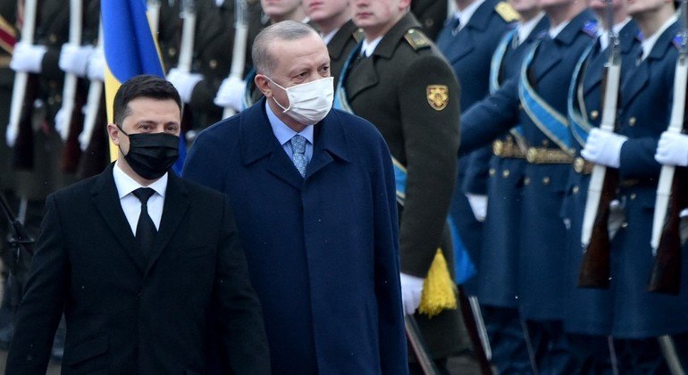 Volodmir Zelenski (à esq.) e Recep Tayyip Erdogan (à dir.) em encontro no início de fevereiro