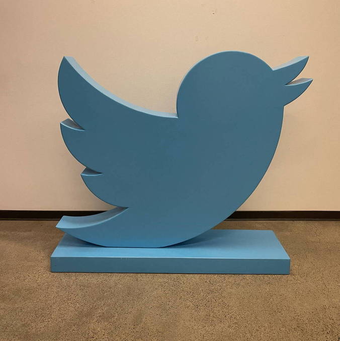 Comprador pagou quase R$ 600 mil por estátua do pássaro que simboliza o Twitter
