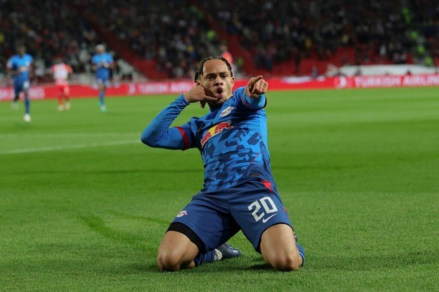 No jogo entre a Estrela Vermelha e o RB Leipzig, quem sorriu por último foram os alemães. Xavi Simmons abriu o placar logo cedo, e Openda ampliou o marcador. Na reta final do jogo, Henrichs, contra, descontou para os donos da casa