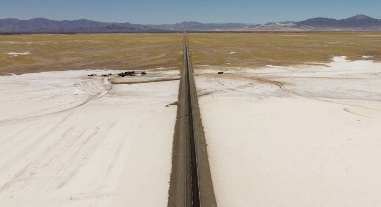 Piscinas ao ar livre encontram branco de deserto de sal que parece interminável