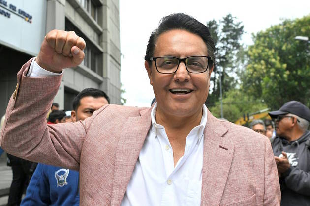 Fernando Villavicencio, de 59 anos, um dos oito candidatos à presidência do Equador pelo partido de centro Movimento Construye, foi morto com três tiros na cabeça após realizar um comício na capital, Quito. Em um primeiro momento, a facção criminosa Los Lobos assumiu a responsabilidade pelo assassinato. Depois, um grupo que afirma ser 'os verdadeiros Los Lobos' veio a público para negar a autoria do crime. O Equador vive hoje uma crise de segurança pública e, assim como outros países da América Latina, é dominado por violência de gangues e pelo narcotráfico