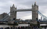 Súditos enfrentam fila de 7 km para ver caixão da rainha Elizabeth 2ªApós a chegada do caixão de Elizabeth 2ª a Londres, no dia 15 de junho, súditos da monarca enfrentaram uma fila de 7 km, na margem do rio Tâmisa, em direção a Westminster Hall, para se despedir dela. Cerca de 750 mil pessoas passaram pelo trajeto, que se estendia por pontos de referência da cidade, e esperaram horas para passar pelo caixão da rainha e prestar as últimas homenagens antes do funeral