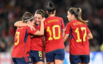 Com um gol de vantagem, a seleção da Espanha celebrou a vantagem na final