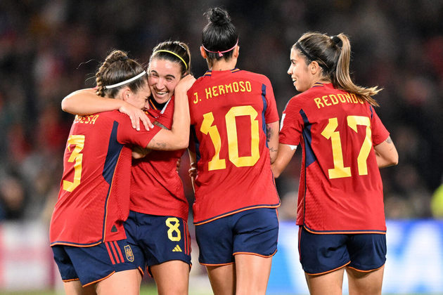 Com um gol de vantagem, a seleção da Espanha celebrou a vantagem na final