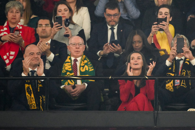 A rainha Letícia, da Espanha, está assistindo o jogo das arquibancadas e celebrou o gol