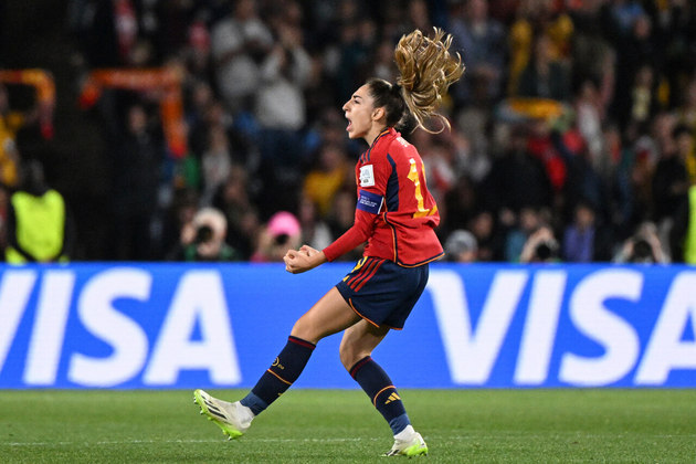 Aos 29 minutos do primeiro tempo, Olga abre o placar para a Espanha! Com jogada de contra-ataque, a lateral-esquerda recebeu a bola e arriscou um chute rasteiro, que não deu chances para a goleira da Inglaterra