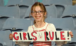 Uma jovem segurou um cartaz escrito 'Garotas mandam'. O Mundial de 2023 marcou um dos maiores públicos do futebol feminino