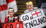 Nas arquibancadas, torcedores mirins seguraram cartazes para apoiar a seleção inglesa. Na cabeça, os pequenos vestiram coroas
