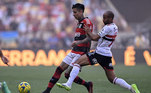 Pulgar, do Flamengo, e Lucas, do São Paulo, disputam bola no início do primeiro tempo