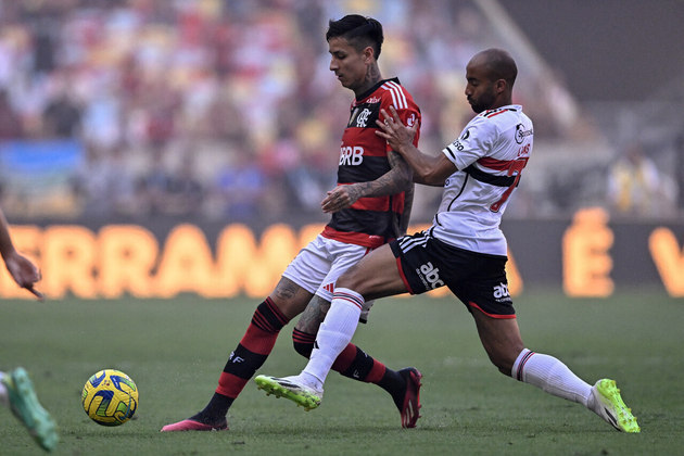 Pulgar, do Flamengo, e Lucas, do São Paulo, disputam bola no início do primeiro tempo