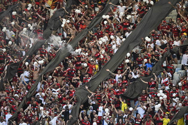 Com direito a faixas e bandeiras, flamenguistas fizeram uma tremenda recepção ao time antes do apito inicial