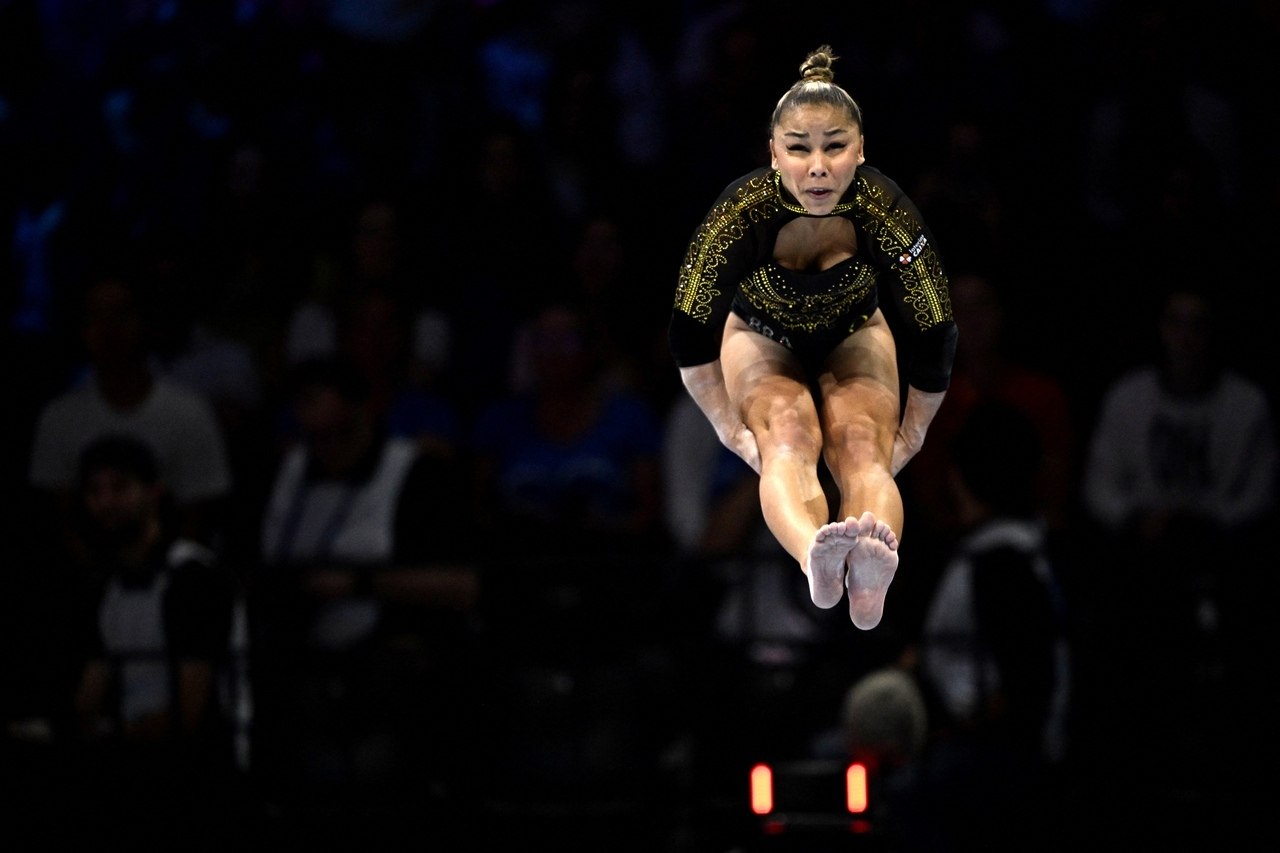 Simone Biles dá show, repete 'salto perfeito' e lidera o Mundial