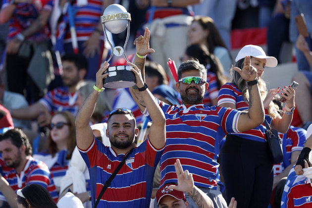 A torcida do Fortaleza está em peso no estádio uruguaio para empurrar o time do coração. Eles carregam o troféu da Copa Sul-Americana, leões e cartazes