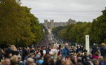 Do lado de fora do Castelo de Windsor, uma multidão se reúne para acompanhar o último trajeto do cortejo