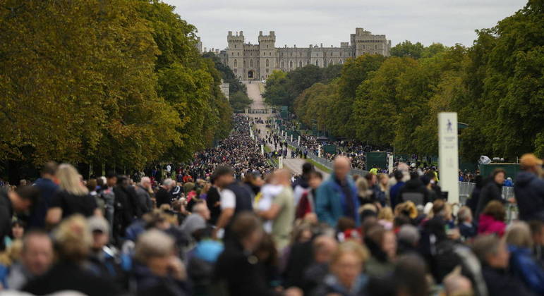 Milhares de pessoas aguardam do lado de fora do Castelo de Windsor para último adeus