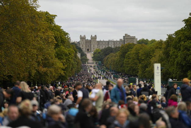 Do lado de fora do Castelo de Windsor, uma multidão se reúne para acompanhar o último trajeto do cortejo