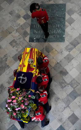 Caixão da rainha foi carregado até o centro da abadia