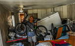 Francisco Hernandez tenta recuperar pertences dentro de casa, um pequeno trailer que ficava na Ilha San Carlos em Fort Myers, na Flórida