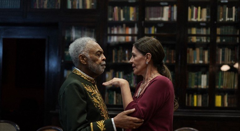 Gilberto Gil conversa com a mulher, Flora Gil, durante a cerim&ocirc;nia na ABL