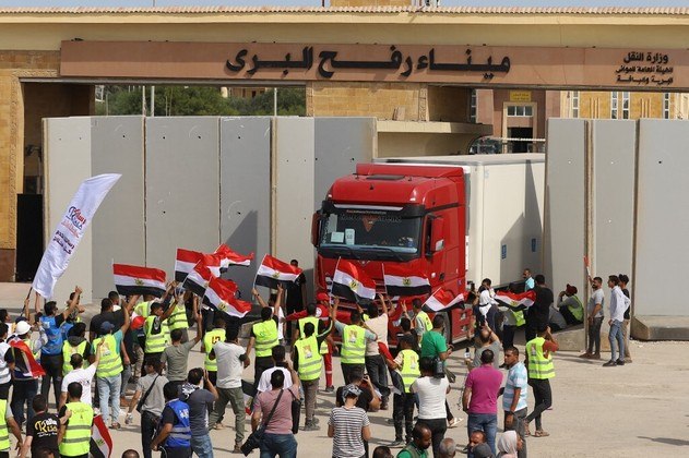 EGYPT-PALESTINIAN-ISRAEL-CONFLICT-AID
Egyptian aid workers celebrate as a truck crosses back into Egypt through the Rafah border crossing with the Gaza Strip on October 21, 2023. The first aid trucks arrived in the war-torn Gaza Strip from Egypt on October 21, bringing humanitarian relief to the Hamas-controlled Palestinian enclave suffering what the UN chief labelled a "godawful nightmare".
Kerolos Salah / AFP