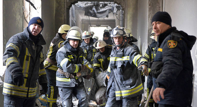 Equipes de emergência atendem feridos em Kharkiv