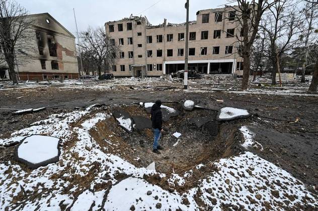 The view of military facility which was destroyed by recent shelling in the city of Brovary outside Kyiv on March 1, 2022.
Russian troops will carry out an attack on the infrastructure of Ukraine's security services in Kyiv and urged residents living nearby to leave, the defence ministry said on March 1, 2022.
Genya SAVILOV / AFP
