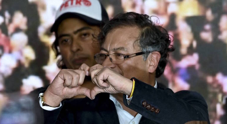 Gustavo Petro com o filho Nicolás ao fundo em campanha para a Presidência da Colômbia