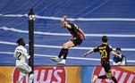 O juiz recomeçou a partida e o jogo mudou completamente. Com muita pressão dos ingleses, o Real Madrid se viu acuado e com dificuldade para afastar a bola da defesa e construir o jogo
