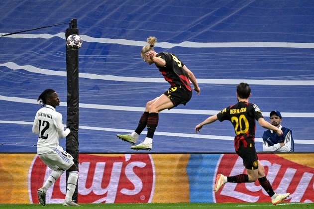 O juiz recomeçou a partida e o jogo mudou completamente. Com muita pressão dos ingleses, o Real Madrid se viu acuado e com dificuldade para afastar a bola da defesa e construir o jogo